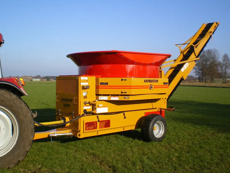 Haybuster H-1000 — компактний подрібнювач тюків